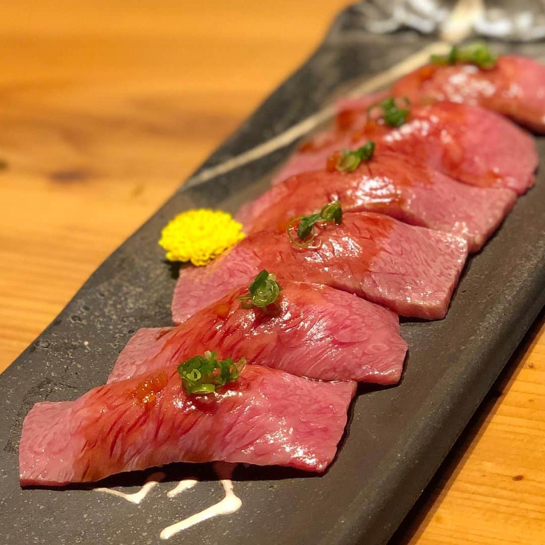 中村秀香のインスタグラム：「ツヤツヤの #肉寿司 。 .  先日、友人と #焼肉 🐮を食べに行ったら…大好物の #肉寿司 があったので頂きました。 .  とっても綺麗に撮れたので 載せることにします☺️ .  #１日１回は何かしらのお肉を食べたい #特に牛肉 🐮 #後輩の澤口アナは鶏肉派 #その影響で最近焼き鳥にもよく行く #皆さんは何派ですか？」