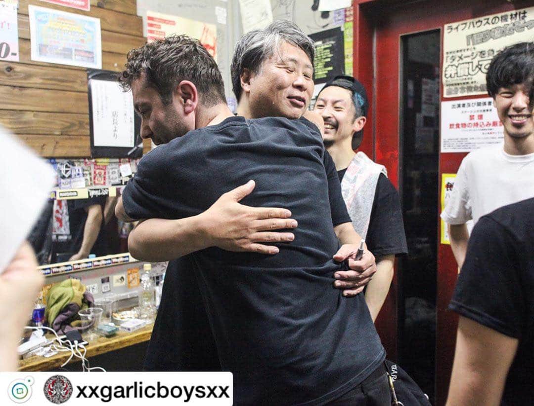 Larry のインスタグラム：「長い年月と距離を飛び越えて会いに来てくれたフラビオ🇮🇹 次はこちらから会いに行けたらいいな。  photo by ＠nariakiueda  GARLIC BOYS / EUROBOUND EU tour documentaly https://youtu.be/I2wQ2wnFnRQ #garlicboys」