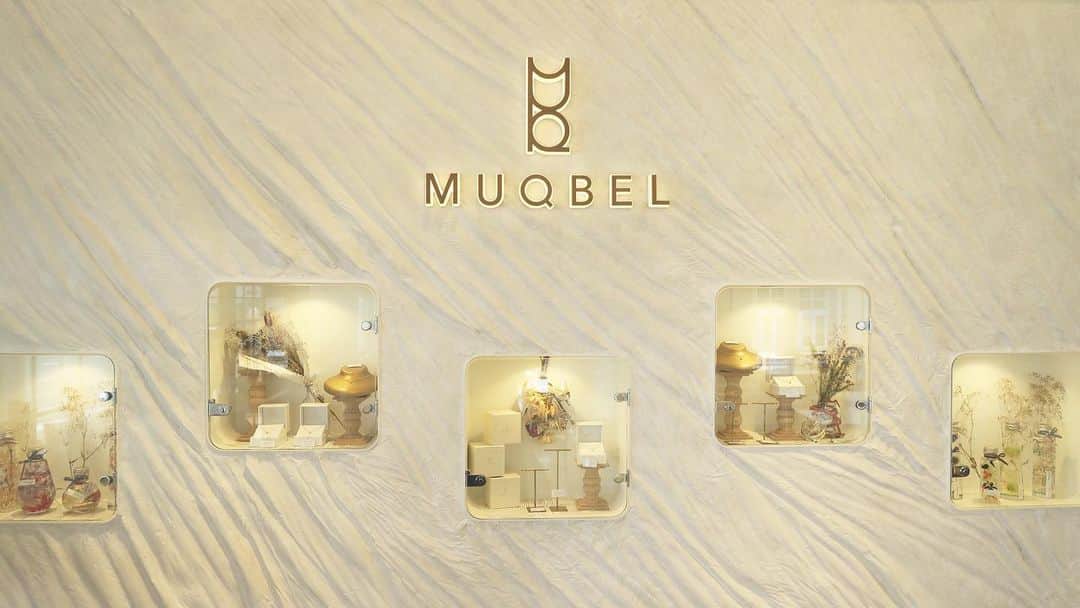 Muqbel ムクベルさんのインスタグラム写真 - (Muqbel ムクベルInstagram)「． ． 北谷の海を望むブライダルリングセレクトショップ「ムクベル」。 ． 沖縄の輝く太陽と青い海が感じられるように設計された、非日常を感じられる店内には、ムクベル独自のセンスで選び抜かれた、人気ブランドがずらり💖💖 可愛らしいデザインや、上品なデザイン、アンティーク調のデザインまで、バリエーション豊かにご用意！ 実際に着け比べできるから、おふたりにピッタリのリングが見つかります💍💓 ． 絶好のロケーションで沖縄ならではのジュエリー探しを楽しめます❣️❣️ ． ． Open☞  11:00〜20:00 Close☞  水曜日定休 TEL☎︎ 098-982-7018 ****************************************************** #muqbel #anniversary #bridal #oceanview  #沖縄 #北谷 #ブライダルリング #マリッジリング #エンゲージリング #プロポーズダイヤモンド #ブライダル #プロポーズ #プレ花嫁 #結婚式 #指輪 #婚約指輪 #結婚指輪 #ウェディングドレス #ブライダルショップ #ウェディング #ムクベル #海 #景色 #ウェディングフォト #前撮り #日本中のプレ花嫁さんと繋がりたい #okinawa #入籍 #結婚式準備 #2019夏婚 ******************************************************」6月8日 12時34分 - muqbel_bridal