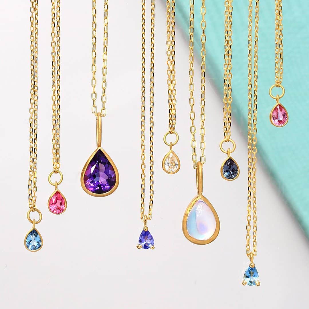 BIZOUX BRIDAL | ビズーブライダルのインスタグラム：「. 関東、東北、東海、北陸と続々と梅雨入りしましたね☂️ 今年の梅雨は例年よりも曇りや雨の日が多く、肌寒い日が続くようです。 . 週末はさっそく雨の地区もあるみたいなので、お足元にお気をつけていらしてください。 . . #bizoux #ビズー #bizouxbridal #ビズーブライダル #結婚指輪 #マリッジリング #marriagering #エンゲージリング #婚約指輪 #engagementring #ブライダル #bridal #ダイヤモンド #diamond #ピンクダイヤ #pinkdiamond #プロポーズ #サプライズ #婚約 #結婚 #プレ花嫁 #花嫁 #結婚準備 #花嫁準備 #プレ花嫁さんと繋がりたい #梅雨 #梅雨入り #しずく #ペアシェイプ」