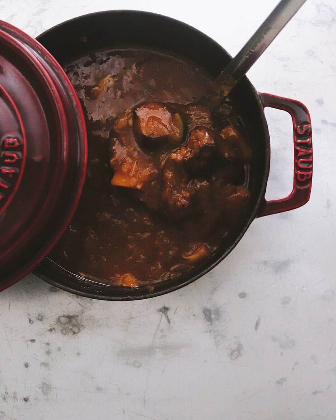 樋口正樹さんのインスタグラム写真 - (樋口正樹Instagram)「Curry 🍛 . ラタトゥイユを 味変してカレー。 牛肉も加わって、 充実度増し増し。 濃そうに見えて あっさり目です。 . #ラタトゥイユカレー #カレーライス #カレー #野菜カレー#ビーフカレー #家カレー #夏カレー #国民食 #味変 #curry #madeinstaub #staub」6月8日 12時42分 - higuccini