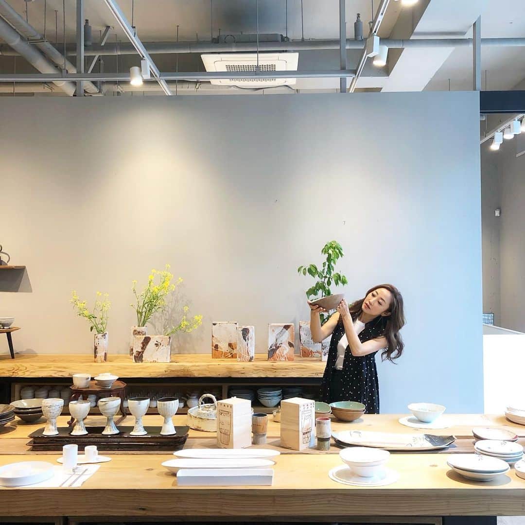 神崎恵さんのインスタグラム写真 - (神崎恵Instagram)「@marisolmagazine の韓国ロケで取材をしたお店のひとつ。器のセレクトがとてもすばらしかった💓 どれもドキドキするほど素敵で、じっくり吟味し、大切に持ち帰ってきました。 今、我が家の食卓でいちばん並ぶのがこのお店で選んだ白い器。 また今月にでも、行きたいなぁと計画中。 詳細は 発売中の @marisolmagazine をごらんください✨ #白い器」6月8日 12時37分 - megumi_kanzaki