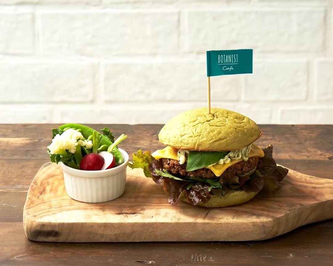 BOTANIST GLOBALさんのインスタグラム写真 - (BOTANIST GLOBALInstagram)「⠀ 【🍽BOTANICAL CHILL BURGER🍔🌲】 Our popular limited edition burger has gone all summer mode! Say hello to our CHILL Burger! Matcha buns, vegan patty accompanied with vegan cheese and fresh vegetables. Accented with ”edible dirt” made out of vegan tuna and olive.  Make your body happy with the blessings of nature. ※Drink included. ⠀ @botanist_tokyo ⠀ Stay Simple. Live Simple.  #BOTANIST」6月8日 12時49分 - botanist_global