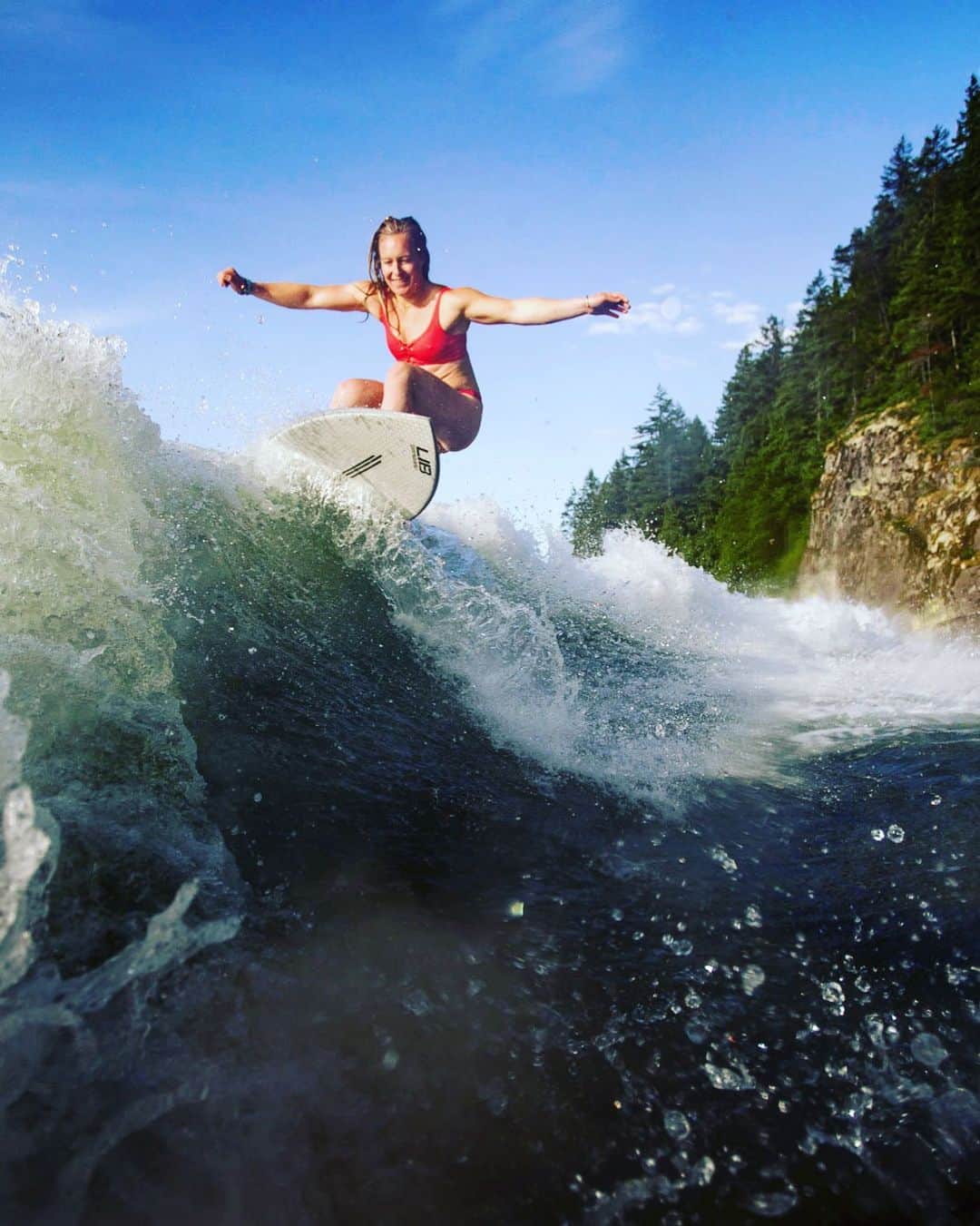ジェイミー・アンダーソンのインスタグラム：「Wake surfing on the house sound in BC 🇨🇦 what a treat 🙌✨☀️ 📷 @mason_mashon」
