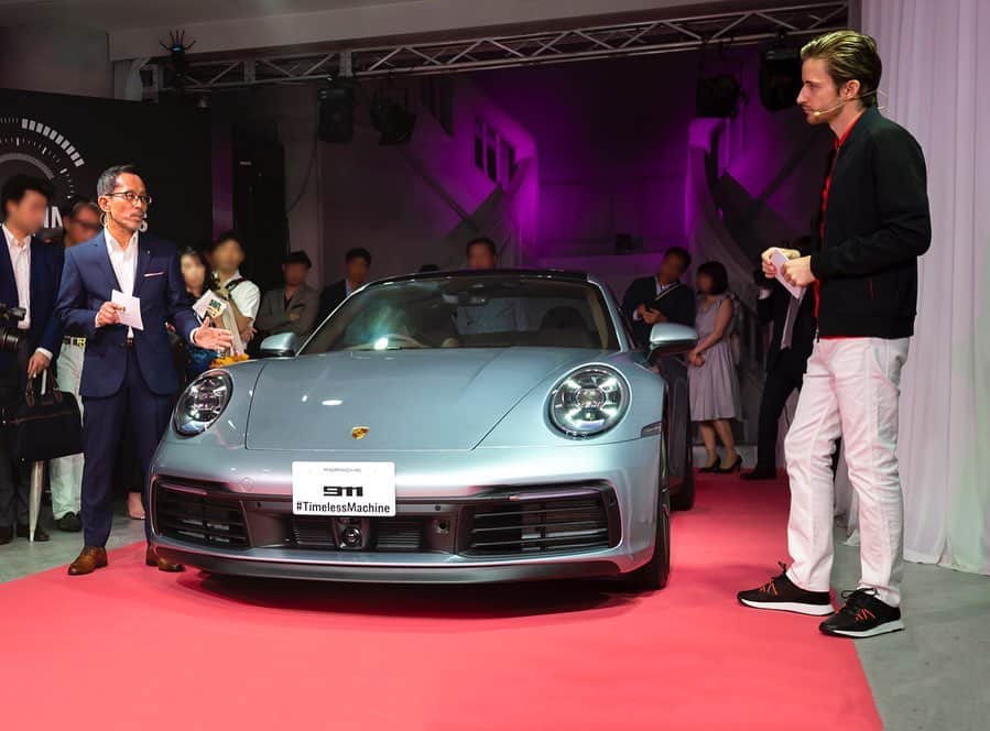 Porsche Japanさんのインスタグラム写真 - (Porsche JapanInstagram)「5月28日、新型911のジャパンプレミアを記念して開催されたThe new 911 Timeless Collection において、ワールドワイドパートナーである HUGO BOSS との一夜限りの特別ステージが実現。アイコニックなスポーツカーにインスピレーションを得た、BOSS のスペシャルなラインナップを身にまとったモデルたちと新型911による華麗な競演。大人のドライブを思わせる演出に会場の視線は釘付けに。 また、この夜の主役、新型911のデザインの見どころについて語り合う、ポルシェジャパン プロダクトマネージャーのアレキサンダー クワースと、ポルシェのドイツ本社でエクステリアデザインを担当する山下周一によるトークセッションも、大勢の招待客を沸かせていました。 イベントの詳細レポートは、プロフィールのリンクから。 #ポルシェ #Porsche #Thenew911 #新型911 #992 #TimelessMachine #TimelessCollection #HUGOBOSS #Thisisboss」6月8日 12時46分 - porsche_japan