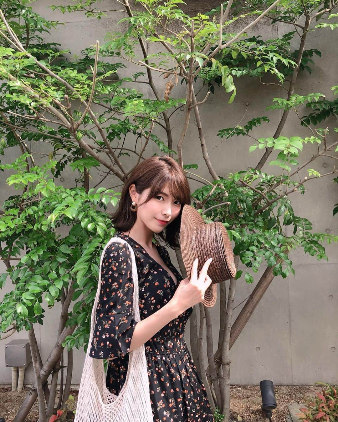 Yuika Matsuさんのインスタグラム写真 - (Yuika MatsuInstagram)「しふく . . . one-piece @fifth_store . . 胸の下から切り替えになってて ウエストがキュッとして見えるし フワッと二の腕カバーもしてくれる五分袖が サイコウです👏🏻✨ . . 小花柄って子供っぽくなりがちだけど、 カシュクールだから女っぽくしてくれる パーフェクトワンピ💕 . .  @fifth_store で40%off でした 🌷 . . . . . . #fifth #r_fashion  #fifthtl  #小花柄カシュクールロングワンピース #ワンピース #フィフス #fashion」6月8日 12時48分 - yuika00802