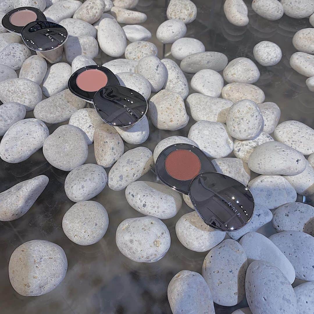 吉河唯さんのインスタグラム写真 - (吉河唯Instagram)「RMK 19awの ネイルがかわよすぎて塗ってしまった…((・-・))ほんの〜〜りパールのウォームグレー "stone blossom"のシーズンテーマで、色とりどりの石たちがモチーフなんだって…ときめきすぎた…((・-・)) 〜・〜・〜・〜・〜・〜・〜・〜・〜・〜・〜 @rmkofficial  #19aw #stoneblossom #cosmetics #nail」6月8日 12時51分 - yui_yoshikawa