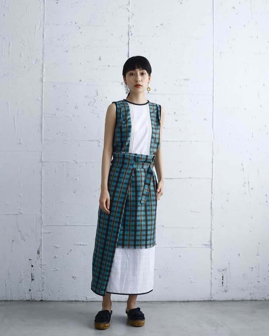 タピエスタイルさんのインスタグラム写真 - (タピエスタイルInstagram)「大阪ルクアイーレ店です。 「jesh」の2019 summer collectionよりご紹介です。 ・ チェック柄が効いたブラウス、スカートも吸湿・発散性に優れたウール混なので暑い夏を乗り切るのにぴったり◎ お手持ちのお洋服などにもそれぞれ合わせていただけます。 ・ check blouse ¥11,000+tax check wrap skirt ¥13,000+tax ・ #jesh #tapiestyle #ハンドメイドアクセサリー #handmadeaccessory #ルクアイーレタピエスタイル mat」6月8日 12時52分 - tapiestyle
