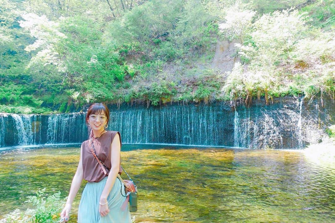 志摩夕里加のインスタグラム：「☘️☘️☘️☘️ 毎回行く白糸の滝🐾 ・ ・ #waterfall #滝 #白糸の滝 #軽井沢 #karuizawa #マイナスイオン #パワースポット #新緑 #誰得」
