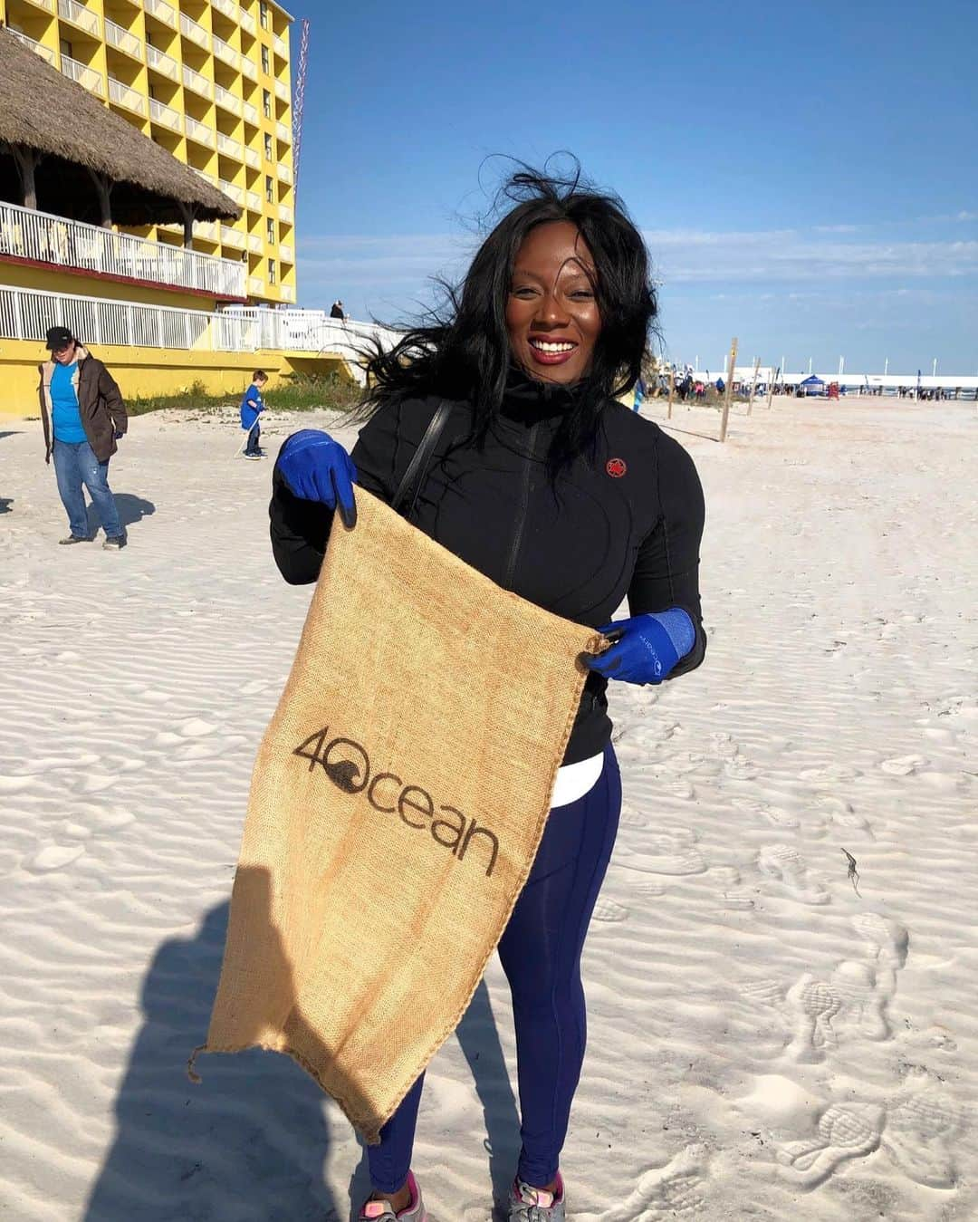 AIR CANADAさんのインスタグラム写真 - (AIR CANADAInstagram)「Happy #WorldOceansDay! While the sky is what we call home, the oceans are a cause that's close to our hearts. That's why we're so proud to be working with @4ocean to keep our oceans clean! #bonvoyageplastic #flytheflag . . Bonne journée mondiale des océans! Bien que le ciel soit notre élément de prédilection, la cause des océans nous tient à cœur. Pour veiller à leur propreté, nous sommes fiers de collaborer avec @4ocean.」6月8日 23時54分 - aircanada