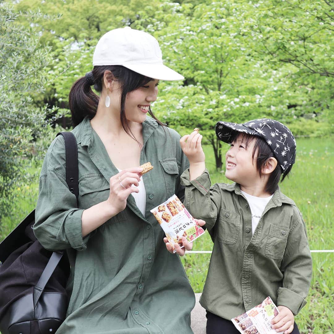 Eri Satoのインスタグラム：「先日ピクニックをした時の写真😊 · この時持ってったおやつは #マクロビ派  これすっごく美味しいの～😍 · 母親が栄養士だったので 私は結構、添加物とか気にするタイプ🤔 家でもマーガリンは買わないし、てんさい糖でお料理しているので、おやつもそうだとすごく安心🤗💕 · このマクロビ派ビスケット( @macrobiha )では、 7月23日まで写真投稿キャンペーンを実施してるんだって✨ 抽選で100名に、クオカード500円分とマクロビ派ビスケットの ＜フルーツグラノーラ＞＜カカオナッツ＞各6個セットが当たるみたいだから、私も応募させてもらおっと😋 詳しくは @macrobiha をチェックしてね👀 · #ザクザク#ヘルシー#ヴィーガン#おやつ#お菓子#間食#てんさい糖#食物繊維#鉄分#カカオナッツ#フルーツグラノーラ#食べスタグラム#マクロビ#マクロビオティック#マクロビスイーツ#ピクニック#ママ#ママと息子#親子#親子リンクコーデ愛好家」