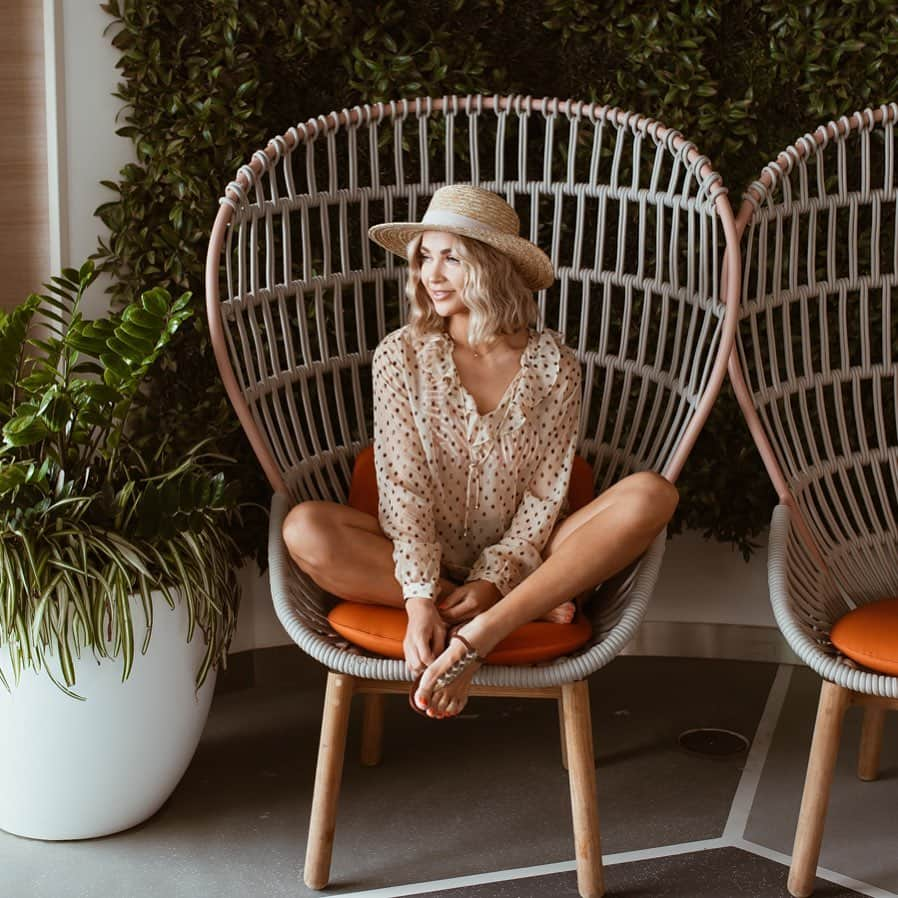 Cara Van Brocklinさんのインスタグラム写真 - (Cara Van BrocklinInstagram)「Soaking in the ☀️! Let’s be honest....I’m just a happier person when the suns out! Anyone else guilty? ✋🏻」6月8日 23時48分 - caraloren