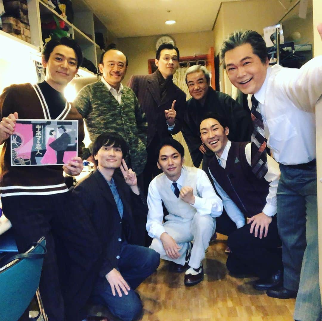 三上市朗のインスタグラム：「「キネマと恋人」2019年版、無事幕が開きました！初日の本番前、男楽屋で写真撮りました。ここから約２カ月、残り40ステージ。頑張るがっさ！ #キネマと恋人」