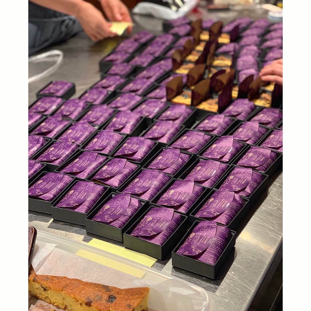 山本千織さんのインスタグラム写真 - (山本千織Instagram)「展示会の現場が続いた週でした。 お土産用のケーキ。 いつも掛け紙で使っているのを中に敷いたらいい感じでお菓子の油が沁みて濃い紫色になった。」6月8日 23時55分 - chiobenfc
