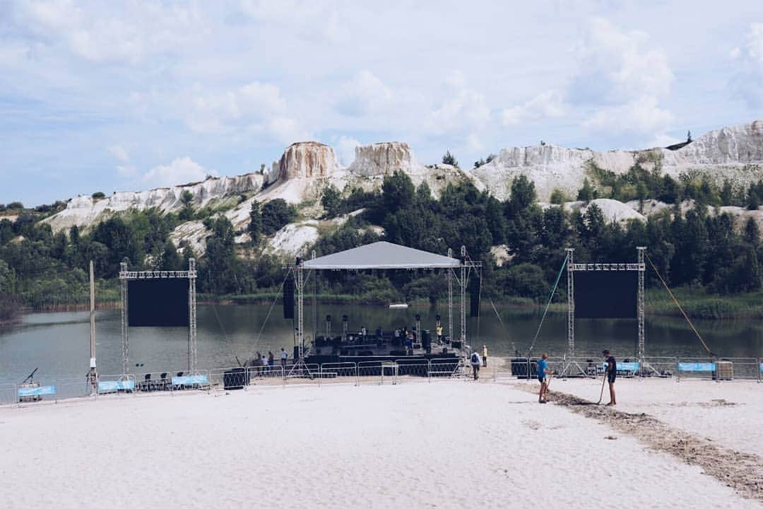 アイヴォール・ポルスドッティルさんのインスタグラム写真 - (アイヴォール・ポルスドッティルInstagram)「THIS is where the party will be tonight ⛰️🙌🏼🙌🏼🙌🏼⛰️ @platonovfest Photo by @siggaella . . . . . . . #beautifulscenery #tourlife #touring #eivør #eivor #electronica #darkpop #love #livemusic #liveband #onstage #music #alternative #folk」6月8日 23時51分 - eivormusic