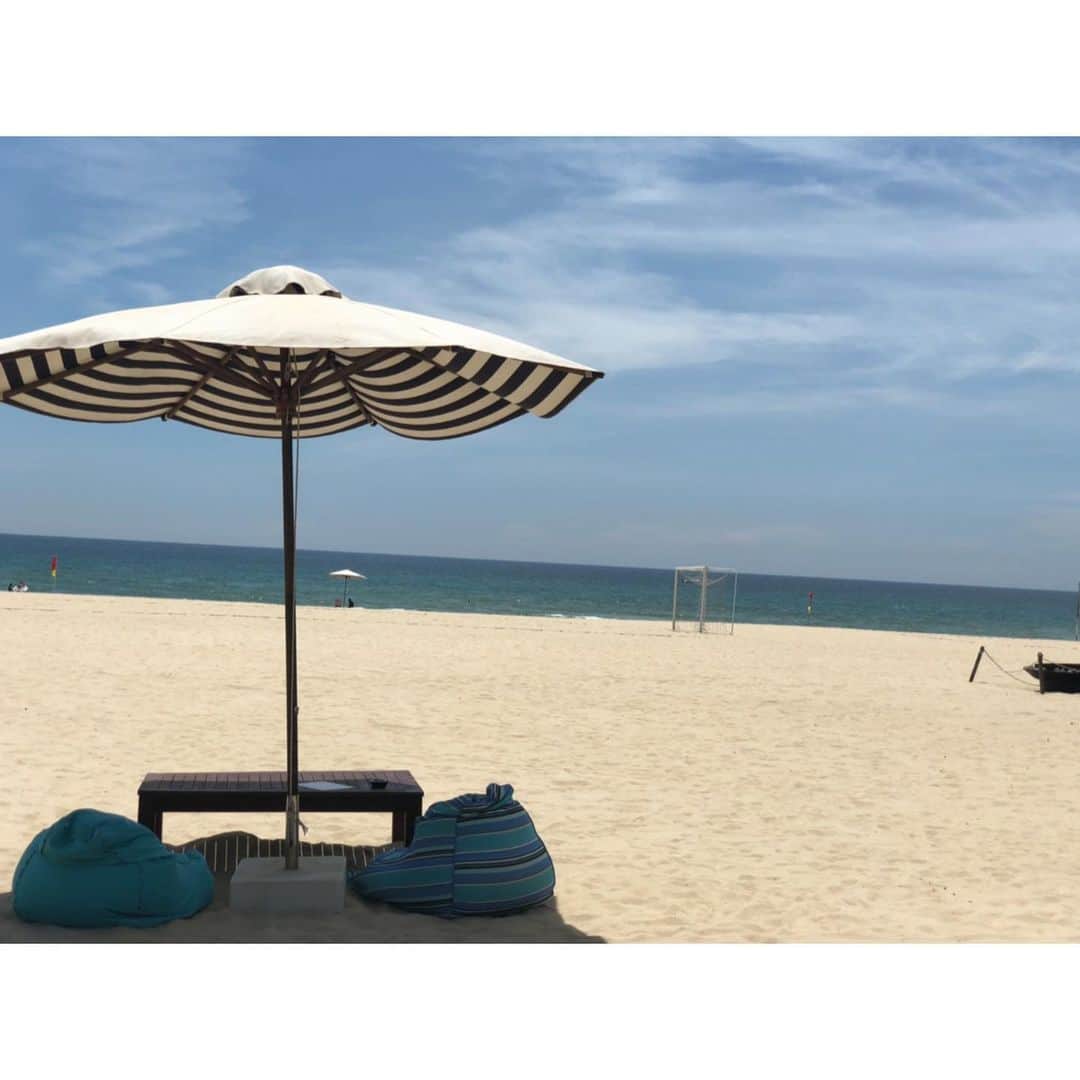 宇田恵菜さんのインスタグラム写真 - (宇田恵菜Instagram)「Pullman Danang Beach Resort.x 今回の宿泊は、プルマンダナン！ 五つ星らしく、ホスピタリティもよくて、なによりも穏やか。 ホテルのプライベートビーチでのんびり遊べるし、ダナン市内地もタクシーで15分とロケーションgood! ホテルもすごく綺麗だし、のんびりできました！ 気温が35度とかで、プールはぬるま湯でした笑！ #ベトナム旅行 #ダナン旅行 #ダナン #Danang #danangcity #actresslife #女優 #プルマンダナンビーチリゾート #pullmandanang #リゾートホテル #バルコニー #5つ星ホテル #fivestarhotel #恵菜旅　#ena_trip」6月8日 22時24分 - ena2727