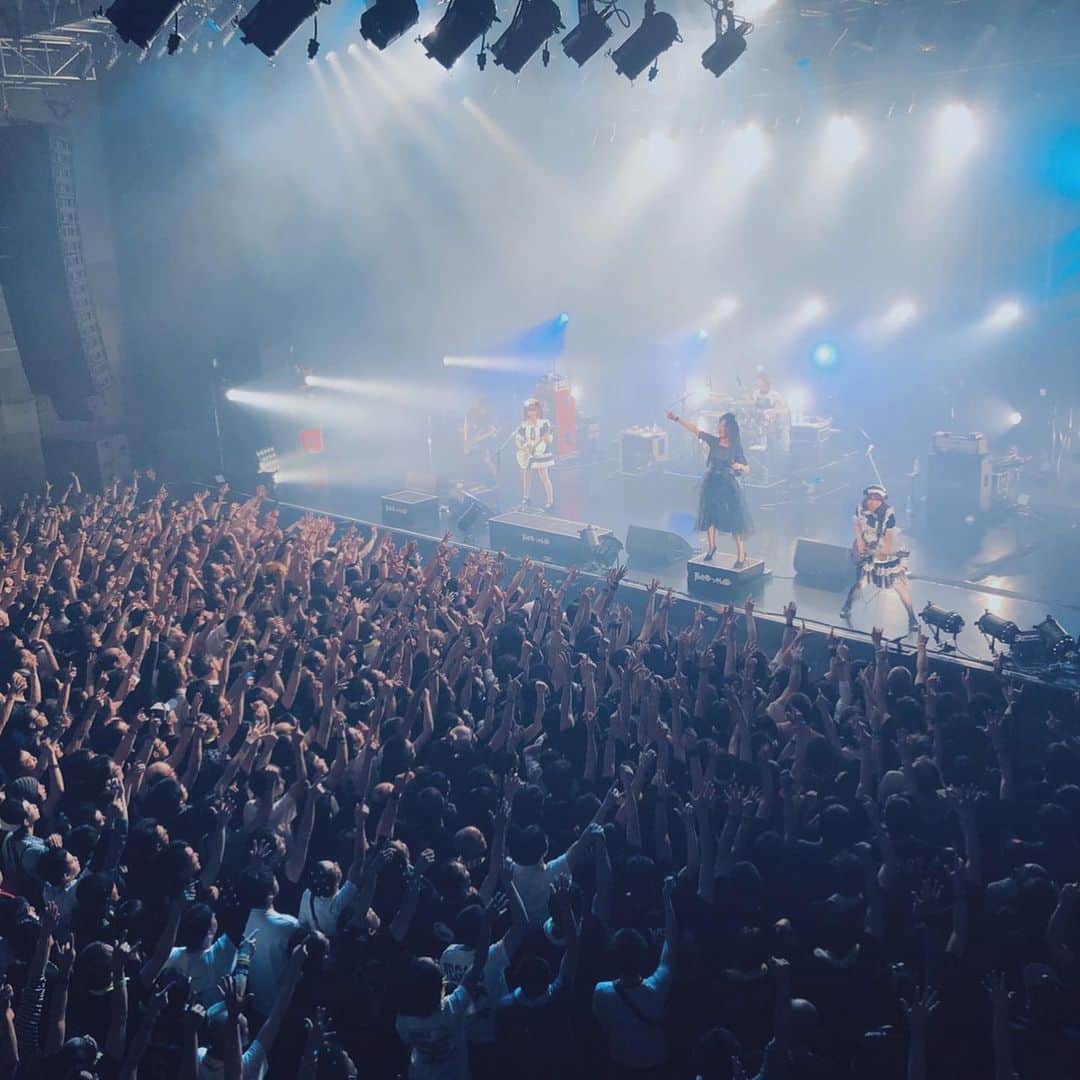 遠乃歌波さんのインスタグラム写真 - (遠乃歌波Instagram)「BAND-MAID WORLD DOMINATION TOUR 2019【激動】 . day1💕大阪・なんばHatch . 最高のツアー初日でした( ´∀｀)💕 . 次回の日本でのお給仕は愛知DIAMOND HALLです！ . Thank you for coming！！ It was an awesome day✨ . #bandmaid #japaneserock #japanesegirl #prs #guitargirl」6月8日 22時35分 - kanami_bandmaid