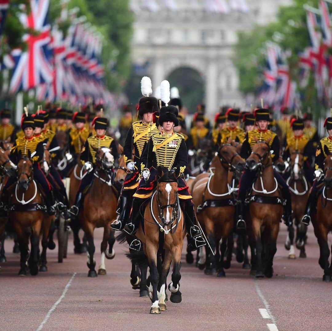 ロイヤル・ファミリーさんのインスタグラム写真 - (ロイヤル・ファミリーInstagram)「Half a million steps marched and counting... The entire Household Division @britisharmy march past The Queen, and give a Royal Salute along with The King’s Troop and the Massed Bands of the Foot Guards and Mounted Bands of The Household Cavalry 🎥 @BBCStudiosLive  The Colour of the 1st Battalion Grenadier Guards is being trooped at #QBP2019. The colours (flags) of the battalion are carried (or 'trooped') down the ranks.  #TroopingTheColour originally ensured that soldiers recognised their battalion’s colour during battle.」6月8日 22時30分 - theroyalfamily