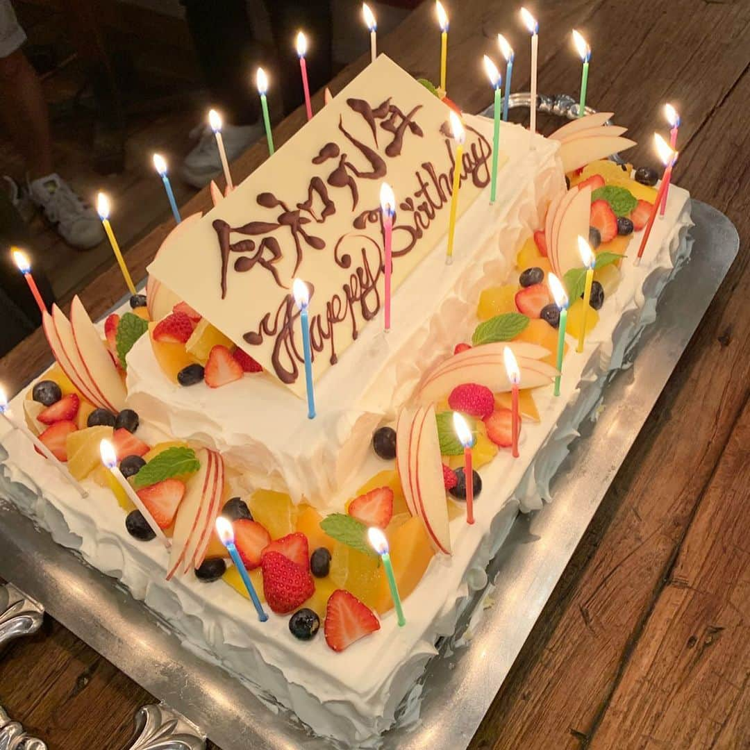 森絵里香さんのインスタグラム写真 - (森絵里香Instagram)「. 昨夜は事務所の合同誕生日会でした🎂 . 主役チームは黒・スタッフチームは白というドレスコードの詳細をすっかり見逃し、真っ白なトップスで行ってしまった💦💦 悪目立ちが酷い😫 . 自分のおバカさ加減にしょんぼりしていたけど、快く受け入れてくれた事務所の皆さんの愛に改めて「素敵な事務所でお仕事してるな〜」としみじみ感じた夜でした❤️ . 3枚目の写真はクイズ大会のチームメンバーと✨ 楽しかったな♡ . . #ドレスコード #真逆に間違えちゃう #今年2回目💦 #次からは詳細の確認を怠りません🙋‍♀️」6月8日 22時32分 - morierika0502