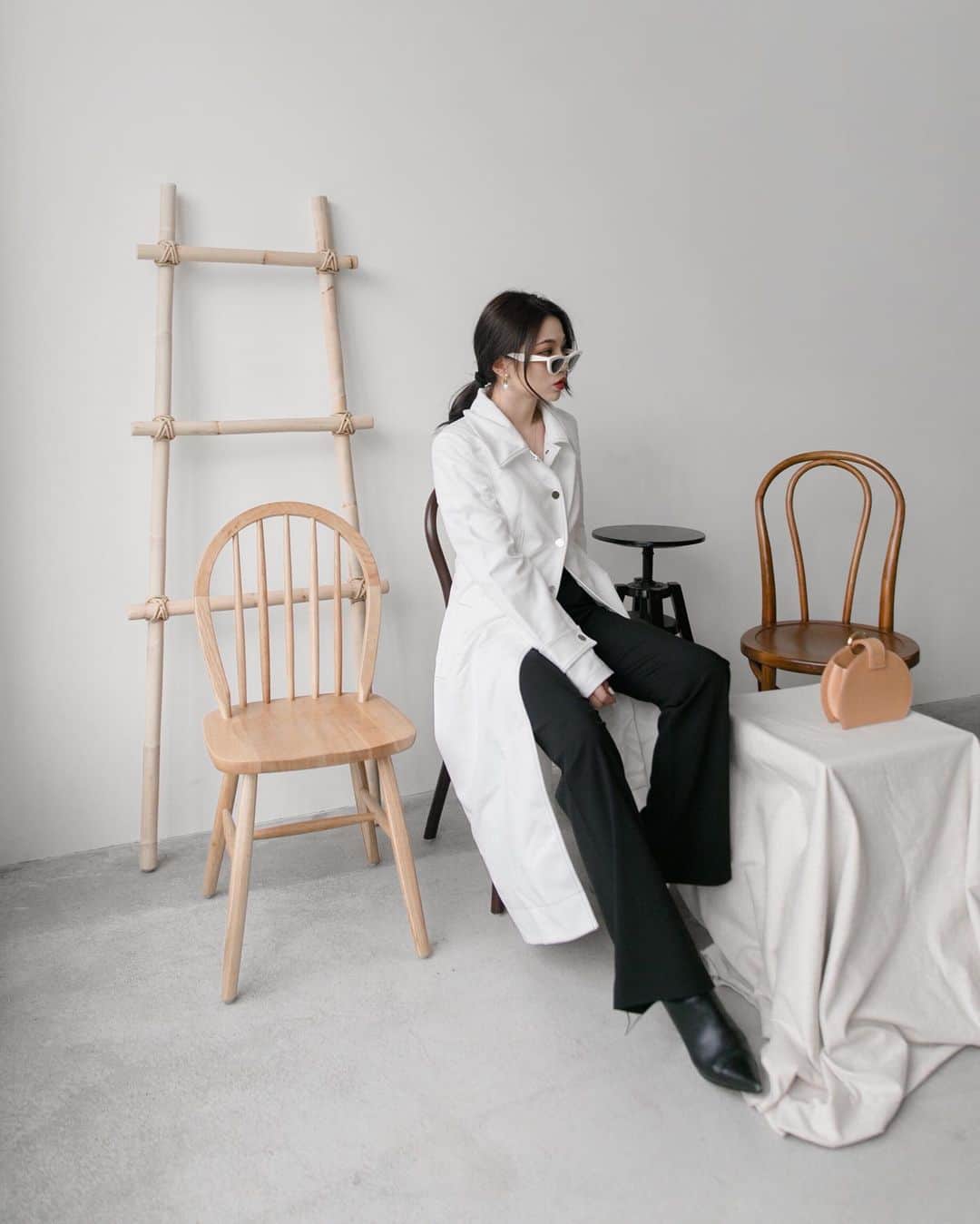 徐琁さんのインスタグラム写真 - (徐琁Instagram)「我不熱啦因為我裡面沒穿😂😂😂 椅子很多種隨便你坐 #blancoregirls #coslikestowear」6月8日 22時32分 - cos55555