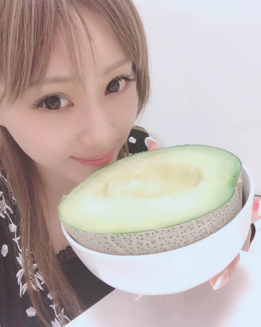 野田彩加さんのインスタグラム写真 - (野田彩加Instagram)「大好きメロン😍 やっぱりこの食べ方だよね🍈♥️ #fruits #メロン #melon #大好物 #メロンの食べ方 #半分 #昔からこう #贅沢食べ #🤤」6月8日 22時33分 - aya.205