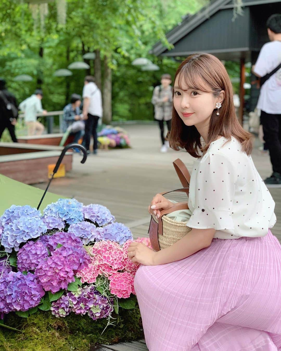 中田絵里奈さんのインスタグラム写真 - (中田絵里奈Instagram)「傘の中にもこもこな紫陽花💠 ちょうど履いてたスカートも 紫陽花カラーだったので撮ってもらいました❤︎ . ちなみに上に飾ってあッた 紫陽花は造花で下のは生花でした💠」6月8日 22時33分 - erinanakata