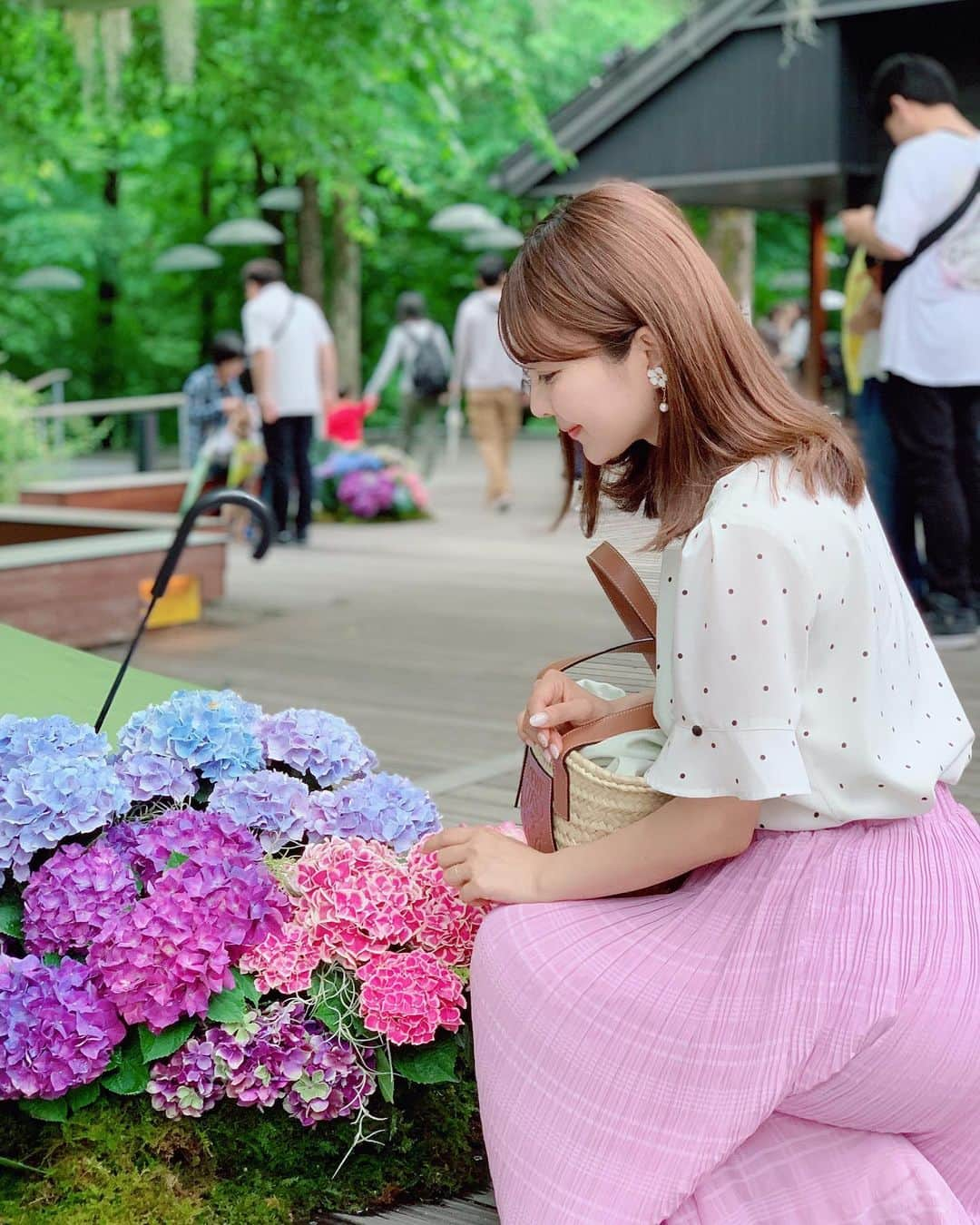 中田絵里奈さんのインスタグラム写真 - (中田絵里奈Instagram)「傘の中にもこもこな紫陽花💠 ちょうど履いてたスカートも 紫陽花カラーだったので撮ってもらいました❤︎ . ちなみに上に飾ってあッた 紫陽花は造花で下のは生花でした💠」6月8日 22時33分 - erinanakata