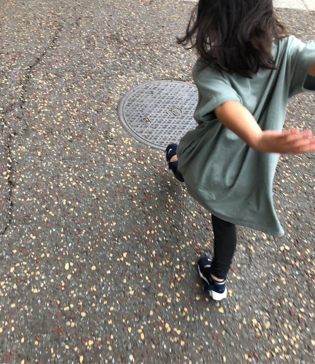 東原亜希さんのインスタグラム写真 - (東原亜希Instagram)「今日も絶好調の双子様👧🏻👧🏻 本当にこの靴、履かせやすい💯 1週間お疲れ様でしたーーーー!!!!!!!」6月8日 22時33分 - akihigashihara