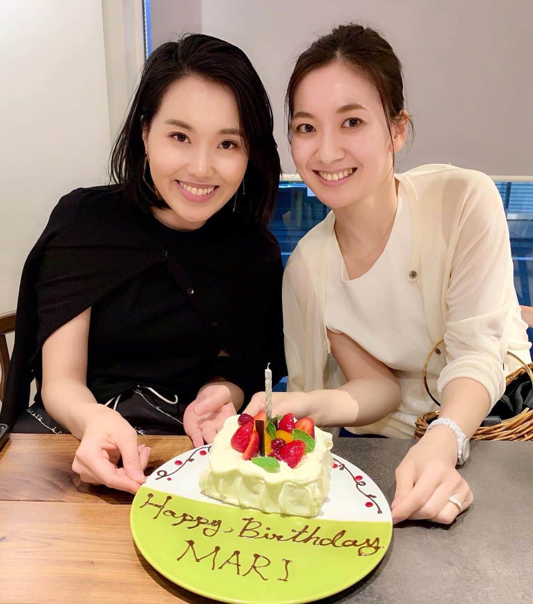 のインスタグラム：「久しぶりに中1からの親友なつき @nachu_uuuuu とお泊り会🥳🎉 . . お誕生日お祝いしてくれました💕 めっちゃタイプのピアスも…😍 . . rico姫👸もハッスルnowです🤩💕 . . ありがとう…❤️❤️❤️ . . #親友 #20年来  今日はちゃんと母にタグ付け👍 #母のタグ付けの位置w #お泊まり会 #俺のビストロ #emピアス」