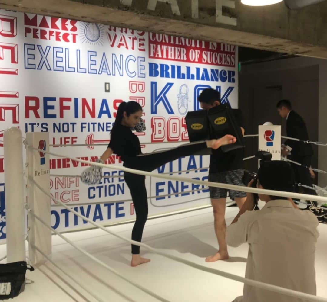 Kozueさんのインスタグラム写真 - (KozueInstagram)「. 今日は大阪にあるキックボクシングスタジオ Refinas @refinas_kickboxing_studio 御堂筋難波店のレセプションパーティーに参加させて頂きました！☺️✨ . 明日の6/9(日)に3号店がオープン致します！👏💕 おめでとうございます！ . キックボクシングを初めて体験したのですが、トレーナーさんの皆さんが優しくて、終始笑顔で楽しい時間を過ごす事が出来ました！！ 短時間で滝汗でした！！😳✨ . ハマりそうな予感。。 というか、私、、キックボクシングハマってしまいました😊✨！笑 . みなさんもぜひ体験してほしいです！！！😍ストレス発散にも🤫 . . 2枚目猫パンチではありませんよ。。。笑 . #キックボクシング #大阪 #なんば #リフィナスなんば御堂筋グランドオープン #リフィナス #cjd_kozue #cyberjapandancers #cyberjapan #サイバージャパン」6月8日 22時37分 - kochaofficial_
