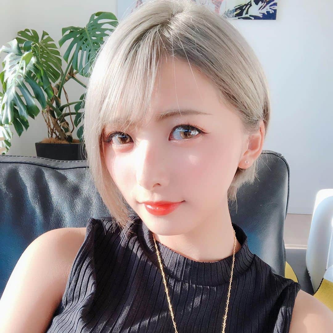 岡田栞奈のインスタグラム：「シルバーに髪戻したい🥺 だけど髪がもうちぎれてるので 今の髪には絶対できない...... いつかまた、、、 できますように(((o(´>ω<｀)o))) #ショート #ヘアカラー #シルバー #髪色 #この時が一番理想 #二次元顔 #また絶対いつかする」