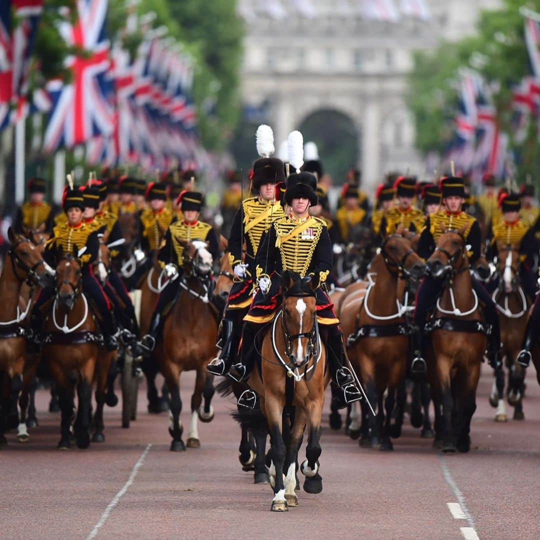 クラレンス邸さんのインスタグラム写真 - (クラレンス邸Instagram)「The Prince of Wales, Colonel of the @WelshGuards, arrives at Trooping the Colour alongside his son The Duke of Cambridge, Colonel of the @IrishGuards.  The Duchess of Cornwall, The Duchess of Cambridge and The Duke and Duchess of Sussex travel down the Mall from Buckingham Palace to Horse Guards Parade.  Today is Her Majesty The Queen’s Official Birthday, which is celebrated in June with the Trooping the Colour parade. Trooping the Colour has marked the official birthday of the British Sovereign for over 260 years.  Follow @theroyalfamily to see more. 📸 PA」6月8日 22時38分 - clarencehouse