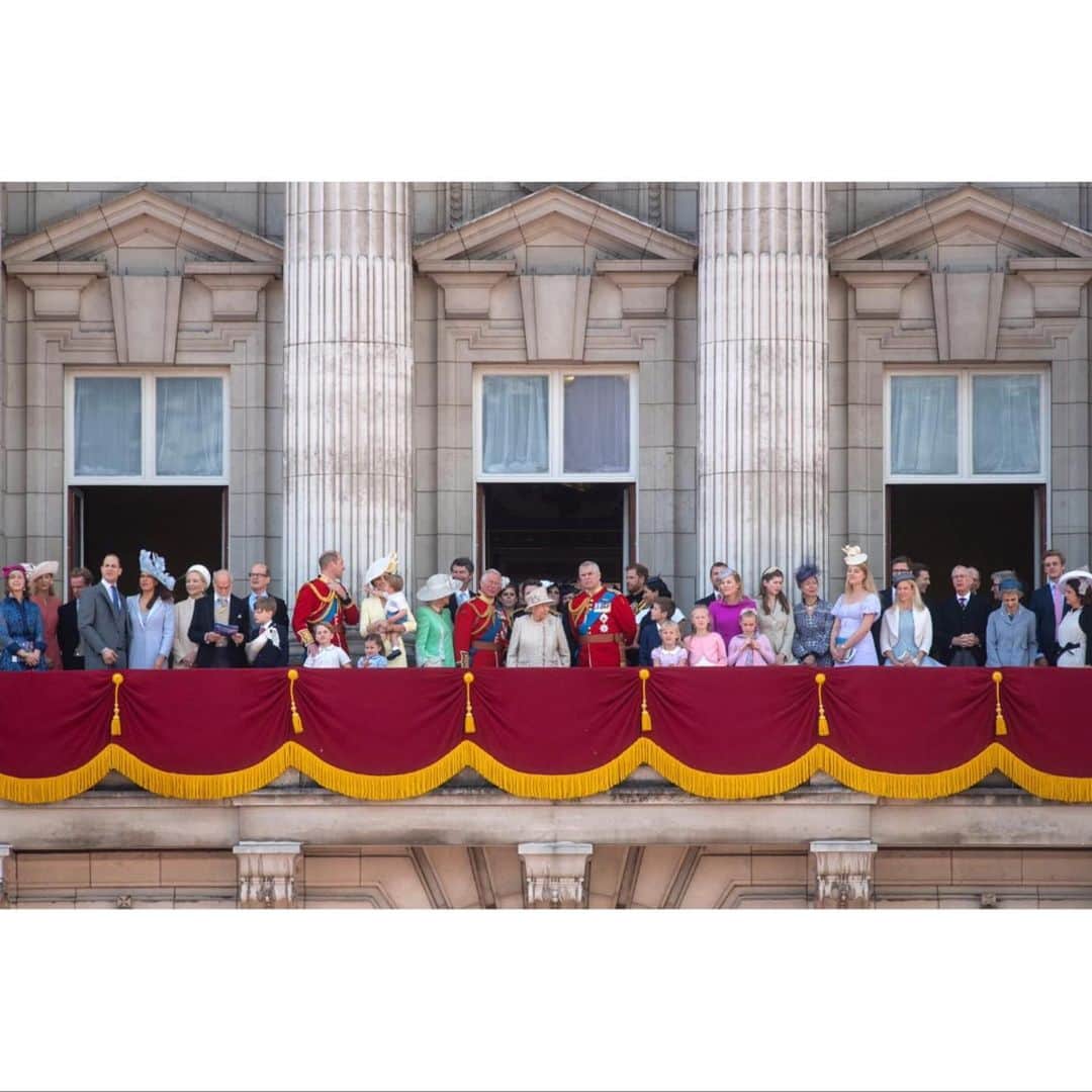 ロイヤル・ファミリーさんのインスタグラム写真 - (ロイヤル・ファミリーInstagram)「Three cheers for Her Majesty!!! The Queen and Members of The Royal Family gathered together on the balcony of Buckingham Palace #TroopingtheColour #QBP2019  The @RoyalAirForce and @rafredarrows mark the end of The Queen's official birthday parade 2019 with a magnificent flypast.  Her Majesty travelled back to Buckingham Palace from Horse Guards, London at the Head of The Queen’s Guard, preceded by Massed Bands and the Sovereign’s Escort #TroopingTheColour. 📷 PA Images 📹 @bbcstudioslive」6月8日 22時39分 - theroyalfamily
