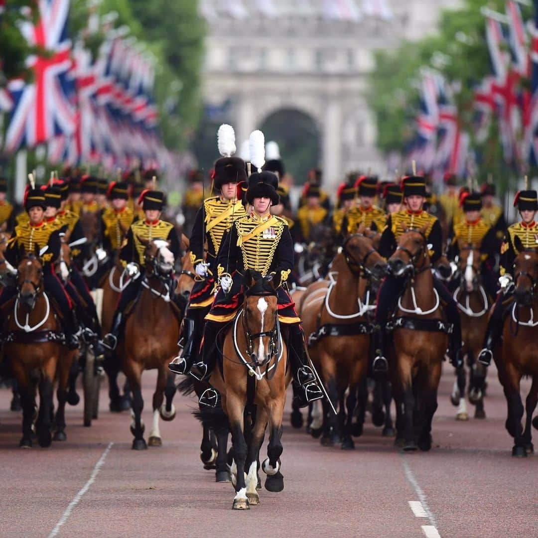 ロイヤル・ファミリーさんのインスタグラム写真 - (ロイヤル・ファミリーInstagram)「Three cheers for Her Majesty!!! The Queen and Members of The Royal Family gathered together on the balcony of Buckingham Palace #TroopingtheColour #QBP2019  The @RoyalAirForce and @rafredarrows mark the end of The Queen's official birthday parade 2019 with a magnificent flypast.  Her Majesty travelled back to Buckingham Palace from Horse Guards, London at the Head of The Queen’s Guard, preceded by Massed Bands and the Sovereign’s Escort #TroopingTheColour. 📷 PA Images 📹 @bbcstudioslive」6月8日 22時39分 - theroyalfamily