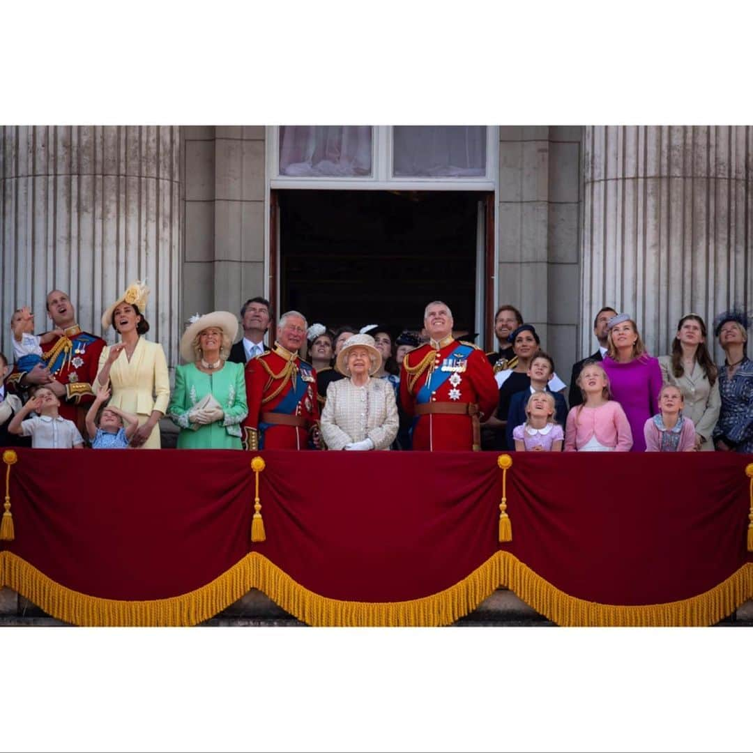 ロイヤル・ファミリーさんのインスタグラム写真 - (ロイヤル・ファミリーInstagram)「Three cheers for Her Majesty!!! The Queen and Members of The Royal Family gathered together on the balcony of Buckingham Palace #TroopingtheColour #QBP2019  The @RoyalAirForce and @rafredarrows mark the end of The Queen's official birthday parade 2019 with a magnificent flypast.  Her Majesty travelled back to Buckingham Palace from Horse Guards, London at the Head of The Queen’s Guard, preceded by Massed Bands and the Sovereign’s Escort #TroopingTheColour. 📷 PA Images 📹 @bbcstudioslive」6月8日 22時39分 - theroyalfamily