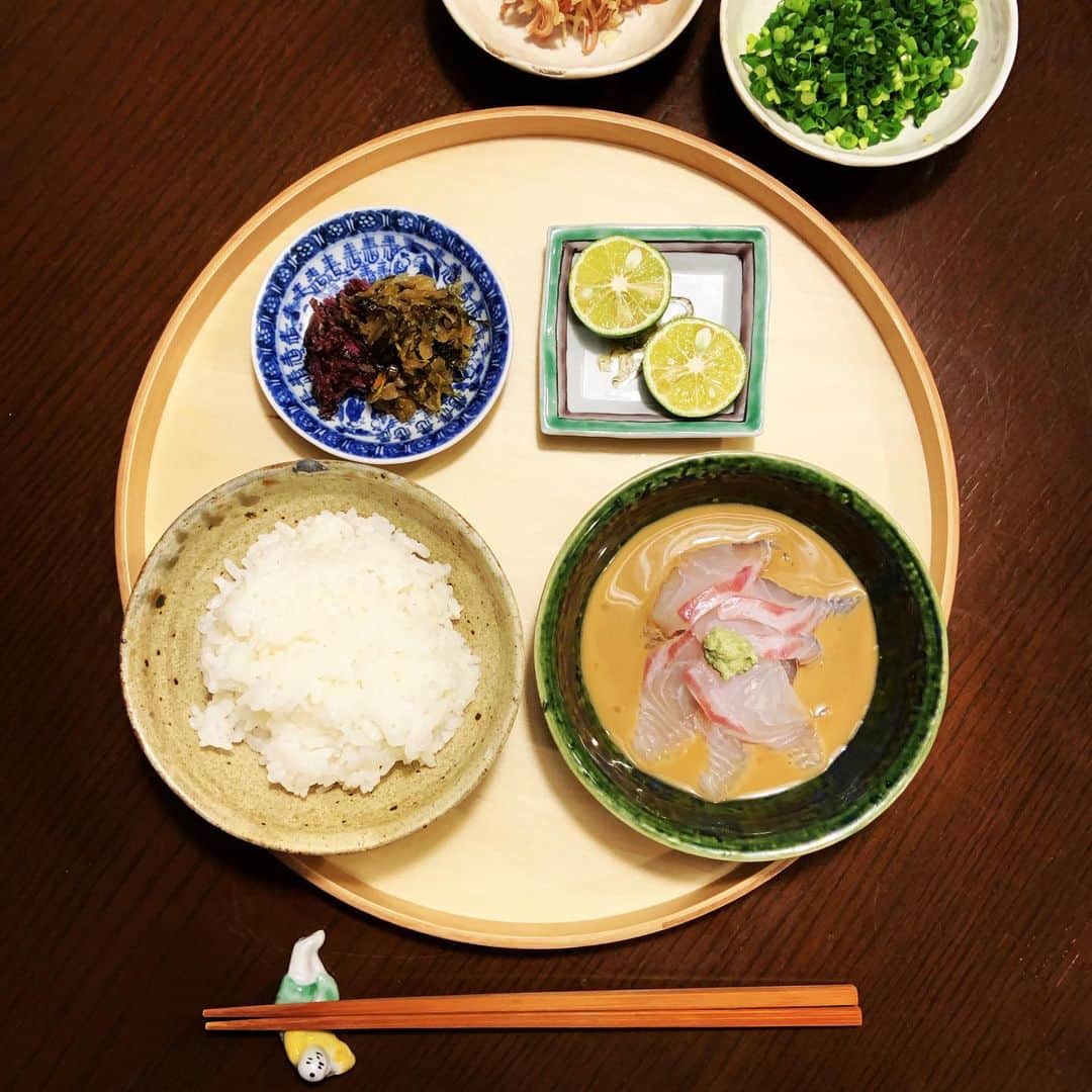 志摩有子さんのインスタグラム写真 - (志摩有子Instagram)「簡単にしたいときはこれ。お刺身切るだけの鯛茶漬け。タレは練りゴマを煮切った酒でゆるめてだし醤油と醤油を混ぜるだけ。しかも夕方のスーパーならピチピチの鯛の刺身にもお値打ちシールが。 #鯛茶漬け #簡単ごはん」6月8日 22時40分 - ariko418
