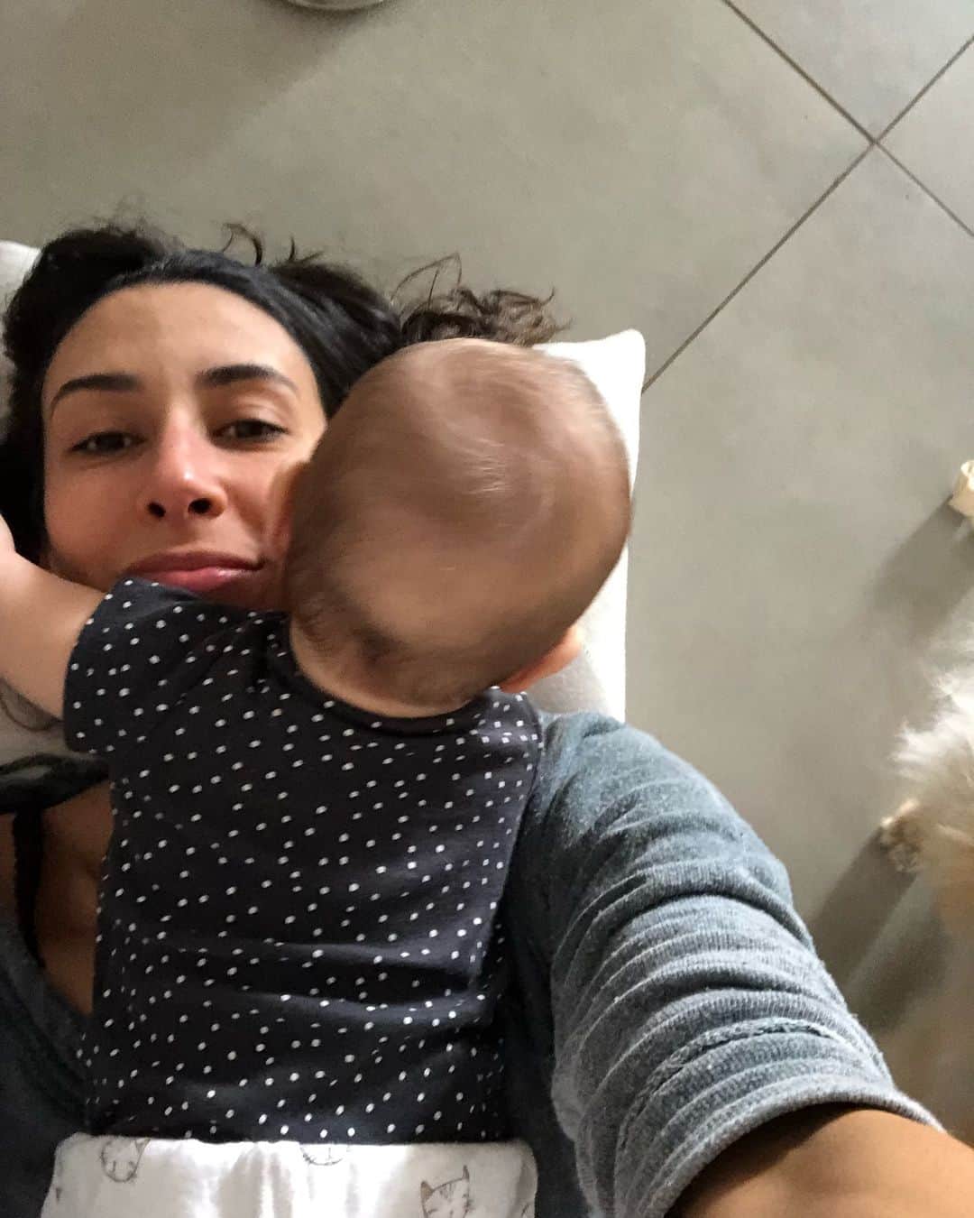 シェイラ・カストロのインスタグラム：「Que o final de semana de vcs seja cheio de abraços e de amor como o meu!!! Beijinhos!!! #lizcvailati #minhaloirinha」
