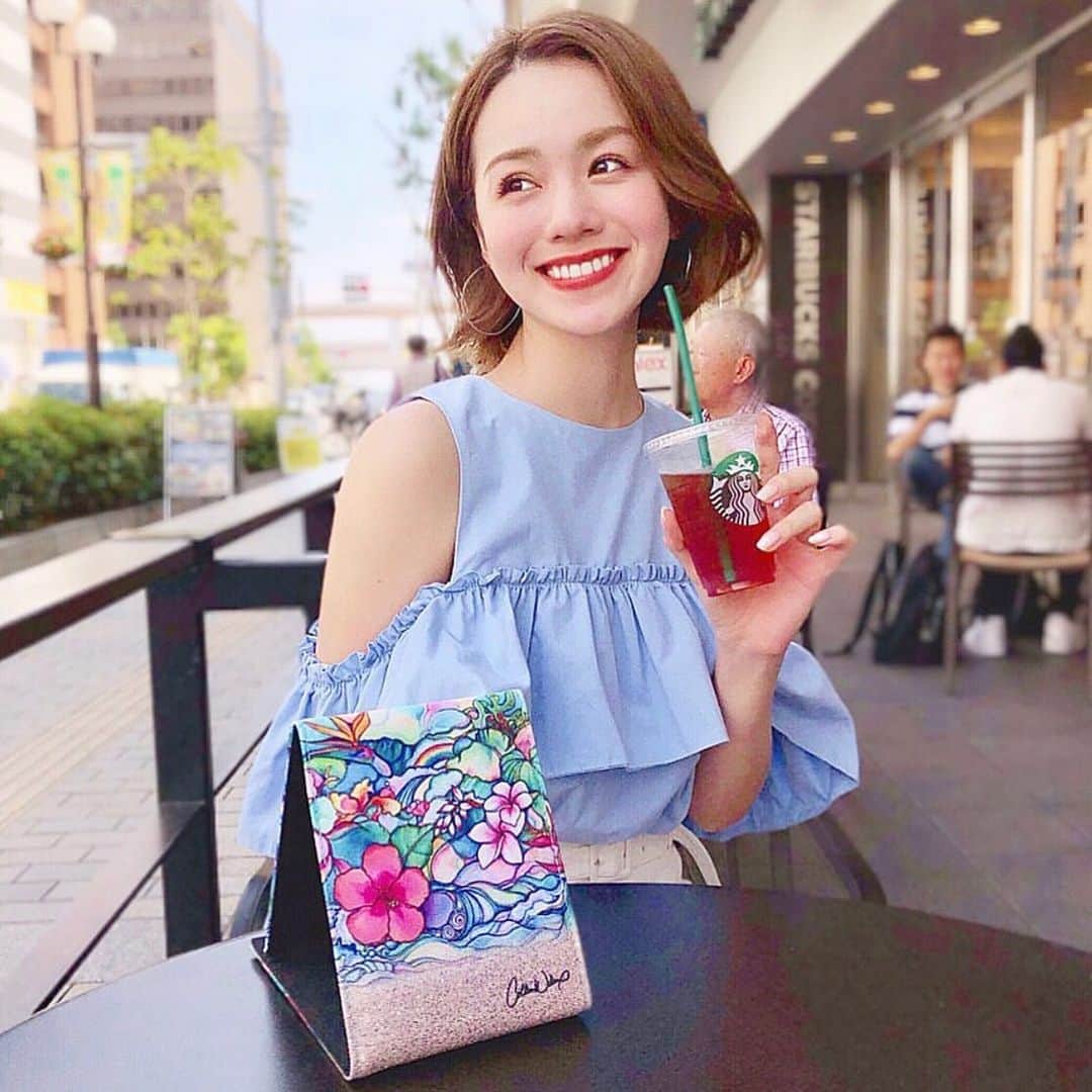 ラレイアのインスタグラム：「🌺 毎日がHappyになれる Colleen Wilcoxアートデザインアイテム😍💓 ・ 持ち歩きに便利な折りたたみミラーは外側も内側もアートでおすすめ✨ ・ 今なら #楽天スーパーセール でお得にGETのチャンス🧡 ポイント20倍&おまとめクーポンも配布中！ ・ THANK YOU #Repost @kurodamayukaxx ♡♡♡ ・ @laleia_official  @colleenwilcoxgallery_jp  #colleenwilcox#art#hawaii#aloha#surf#beach#laleia#ハワイ#フォトジェニック#インスタ映え#インスタ女子#アロハ#ビーチ#海を感じる雑貨#ラレイア#アート#ビーチガール#サーフスタイル#大人カジュアル#旅行#トラベラー#タビジョ#ミラー#メイク#楽天#コリーンウィルコックス」