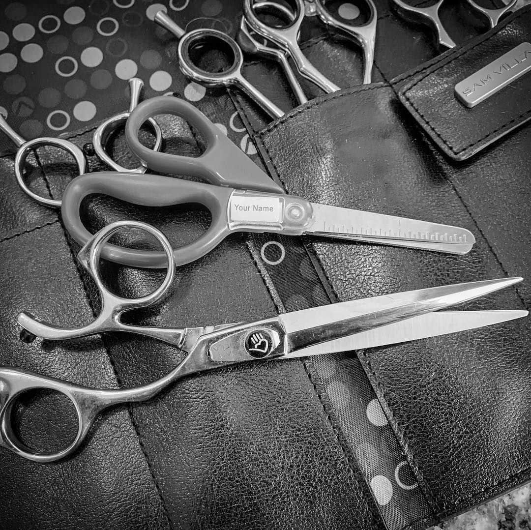 Sam Villaさんのインスタグラム写真 - (Sam VillaInstagram)「Fact: The choice isn't only obvious when #comparingtools with a six year old! ⠀ ⠀ The SamVilla Signature Series 7” Dry Cutting Shears are designed with an ergonomic crane handle to keeps your elbow in a downward position. Why is this important? It allows for comfort AND precision control. Stop throwing your body out of alignment. ⠀ ⠀ 📷 : @whocldgvah00t .」6月8日 23時02分 - samvillahair