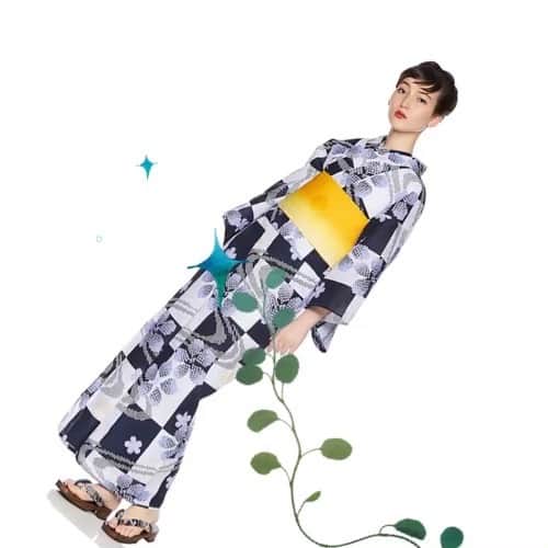 のインスタグラム：「. I can’t wait for summer🌞🌴🌺✨ . #kimono #yukata #japanesefashion #japanesegirl #amazonfashion #amazon #浴衣 #着物 #gunnsmodel #gunns #plutinomodels #summeroutfit #tokyo #summerdress #model #canadiangirl #canadianmodel」