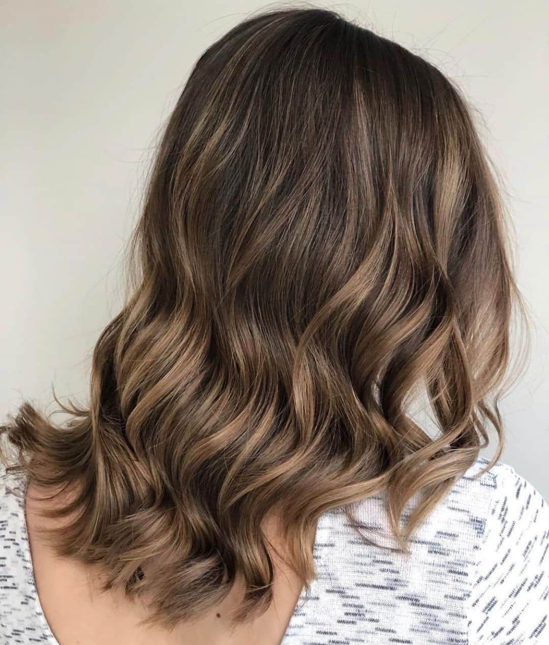 CosmoProf Beautyさんのインスタグラム写真 - (CosmoProf BeautyInstagram)「Sun-kissed brunette by @hairbyashlynboyd ☀ ✨ 1️⃣ Brought her dimension up with some teasylights using @schwarzkopfusa BlondMe and 7vol. Also, making sure to use @olaplex to keep the integrity of her hair. 2️⃣ Added panels of lowlight, then glossed  3️⃣ Styled with @marianilastockholm True Soft Argan Oil. ✨ Natural, vegan and cruelty-free! Find the full selection of #MariaNila products EXCLUSIVELY at  #cosmoprofbeauty where you are #licensedtocreate 🐰💚 . . #repost #marianilastockholm #olaplexlove #blondme #schwarzkopfprofessional #brunette #brunettehair #brunettes #teasylights #dimensionalcolor #brunettebalayage」6月8日 23時00分 - cosmoprofbeauty