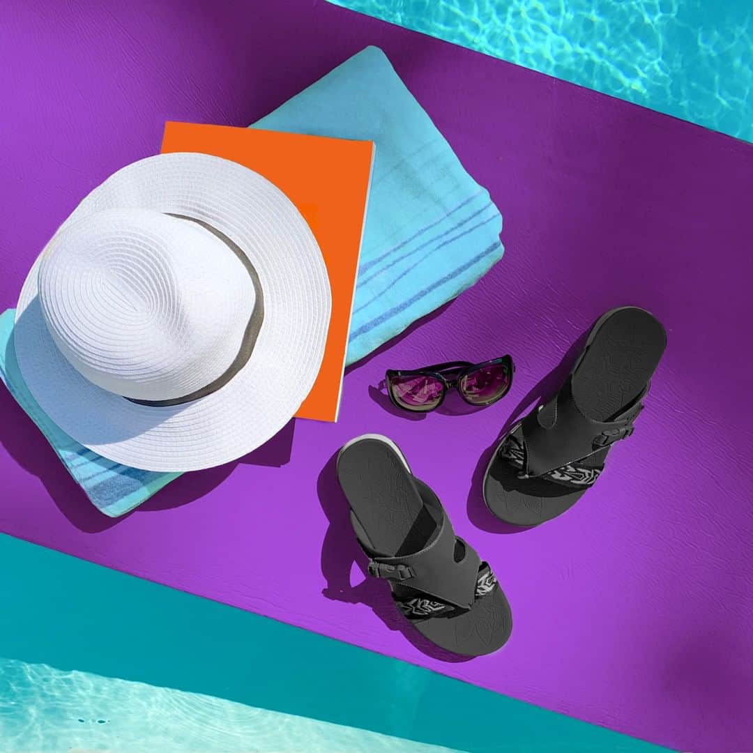 ダンスコのインスタグラム：「Float on. . . . #dansko #instalove #clogs #shoes #danskos #justyourfavorites #instagood #danskostyle #comfort #newshoes #sandals #summer #floaton #summerstyle」