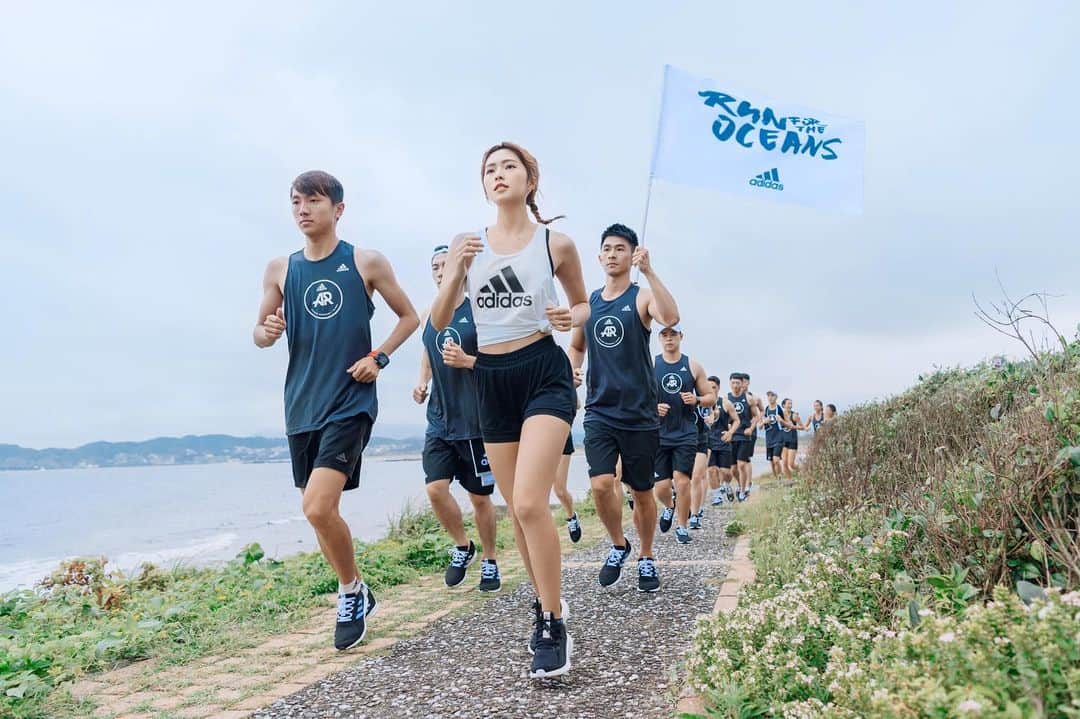 Dewi Chienさんのインスタグラム写真 - (Dewi ChienInstagram)「🌊今天是世界海洋日 - 很開心adidas讓我有這個機會在海邊跑步、淨灘，能用最愛的運動結合公益！希望大家也能更重視這個議題，養成環保的好習慣，並一起愛海洋、愛這個地球。 - #adidas #RunForTheOceans #為海開跑 #0608到0616加入Runtastic跑步APP每跑1公里adidas就捐1鎂」6月8日 23時10分 - dewichien