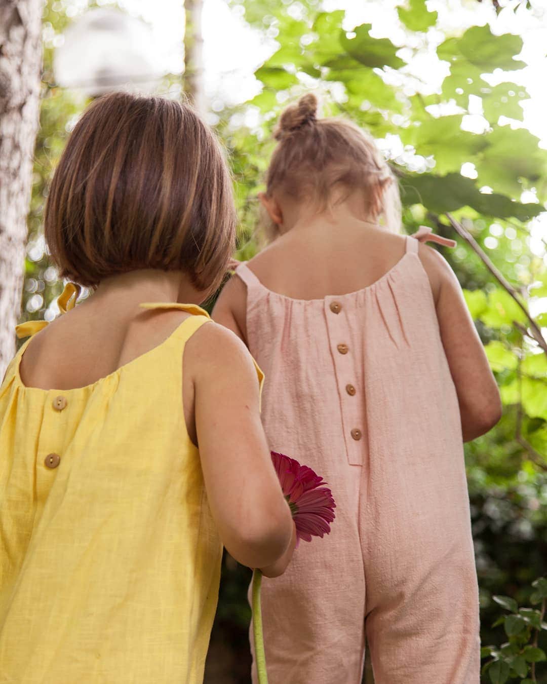 ベンシモンのインスタグラム：「Eeeet oui !! Certain(e)s ont deviné c'est bien une petite collab' avec @franginfrangine qui se profile dès lundi ! Des kids au look cool, des rayures, du jaune soleil et du rose bonbon et surtout un gros gros goût de vacances ... 🔆 Bref, une collab' de folie en édition super limitée ! Soyez prêts ça arrive dans quelques petits jours... ON A HATE ! #bensimon #franginfrangine #bensimonxfranginfrangine #soon #limitededition #sohappy #summercollab」