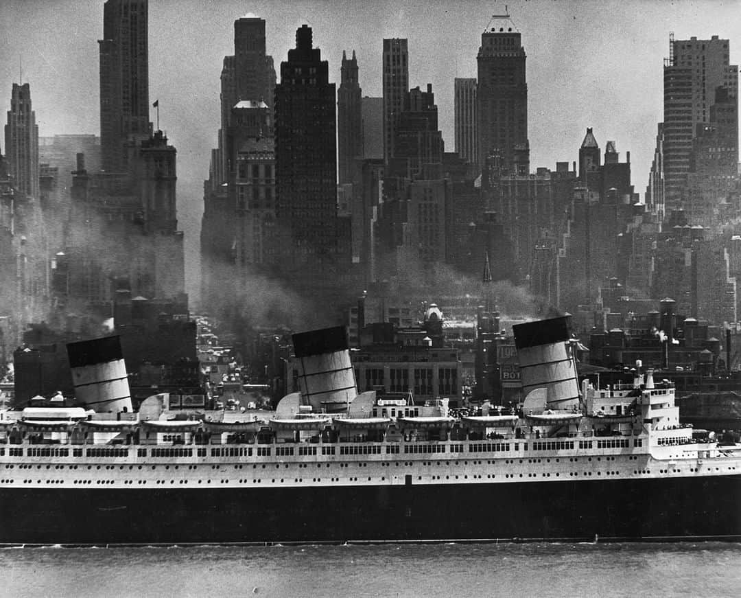 lifeさんのインスタグラム写真 - (lifeInstagram)「Luxury ocean liner Queen Mary steaming down the Hudson River past a bustling 42nd St. taken with the aid of a 40-inch Dallmeyer telephoto lens 2 miles away from the shore of New Jersey by the great LIFE photographer Andreas Feininger in 1948. (Andreas Feininger—The LIFE Picture Collection/Getty Images) #HudsonRiver #vintage #LIFE」6月8日 23時05分 - life
