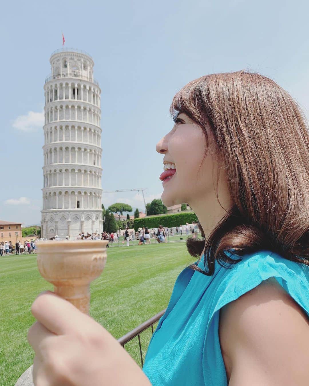のインスタグラム：「.﻿ #ピサの斜塔 を#ソフトクリーム にしてきたよ﻿ 前来た時より傾いてるから指で支えといたw﻿ ﻿ #海外旅行 ﻿ #旅行好きな人と繋がりたい ﻿ #イタリア﻿ #pisa ﻿ #海外投資 ﻿ #投資女子﻿ ﻿ ﻿ ﻿ ⭐️日本を飛び出し自由に豊かになりたい⭐️﻿ ﻿ そんな貴方はプロフLINEから情報を受け取ってね﻿ ↓↓↓﻿ @marigram_uu_」
