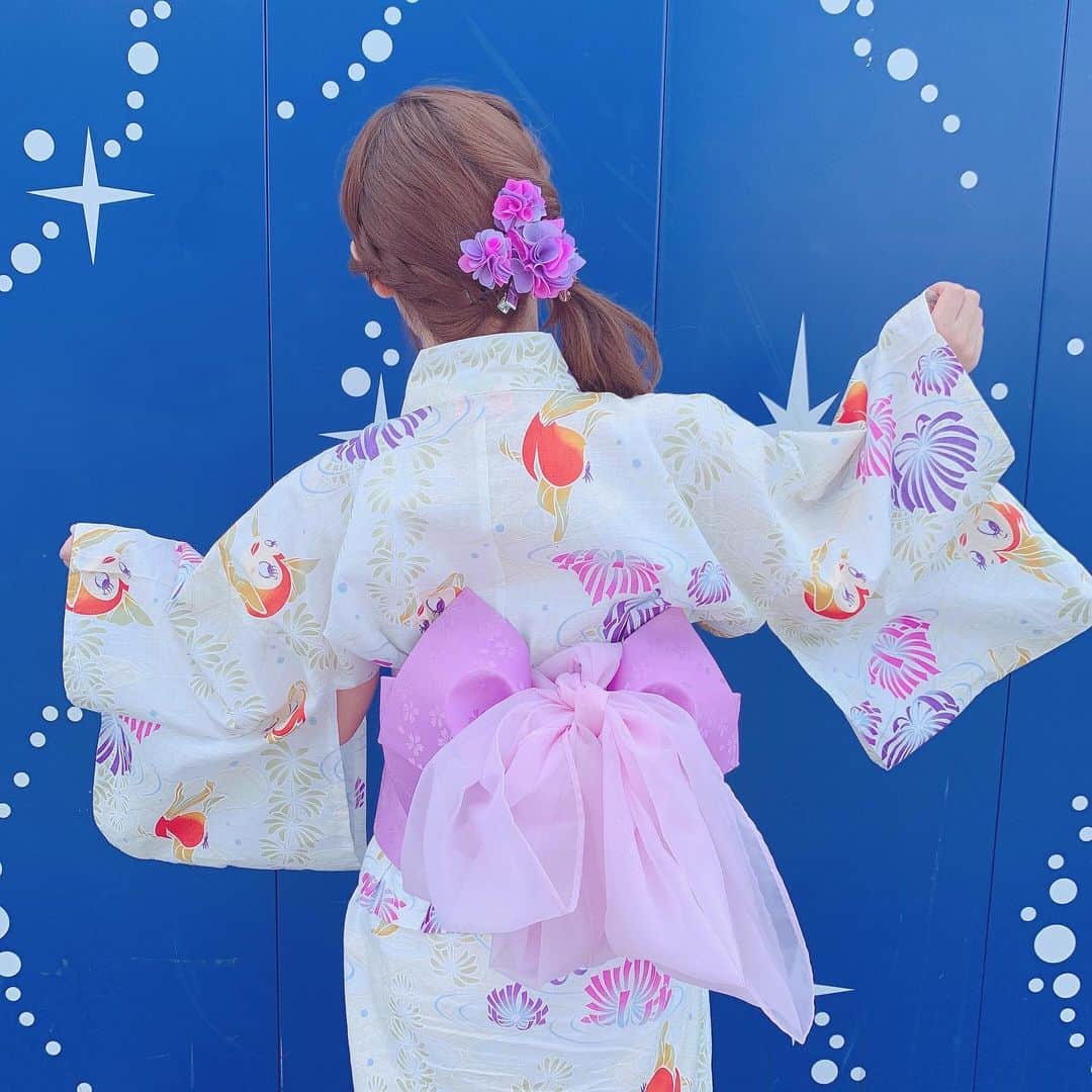 のインスタグラム：「1年ぶりの #浴衣ディズニー 👘💕 七夕🎋がはじまったから、Yurikaちゃん（@tamago_yurika ）と浴衣でいってきたよ❣️今年ディズニーから発売されたクレオの浴衣🥰  長時間着てもすごく楽で、浴衣着てないみたいだった😮😮💓 浴衣ディズニーってなんだか、ゆったりした気分になるよね💜でもワクワクはとまらない⭐️ みんなはもう短冊にお願いごともうした？🧞‍♂️ウィッシングカードになんて書こうかな〜🌈 #七夕 #七夕ディズニー #浴衣 #disney #disneyland #ディズニー #ピノキオ #fashion #japan #コーデ #ootd」
