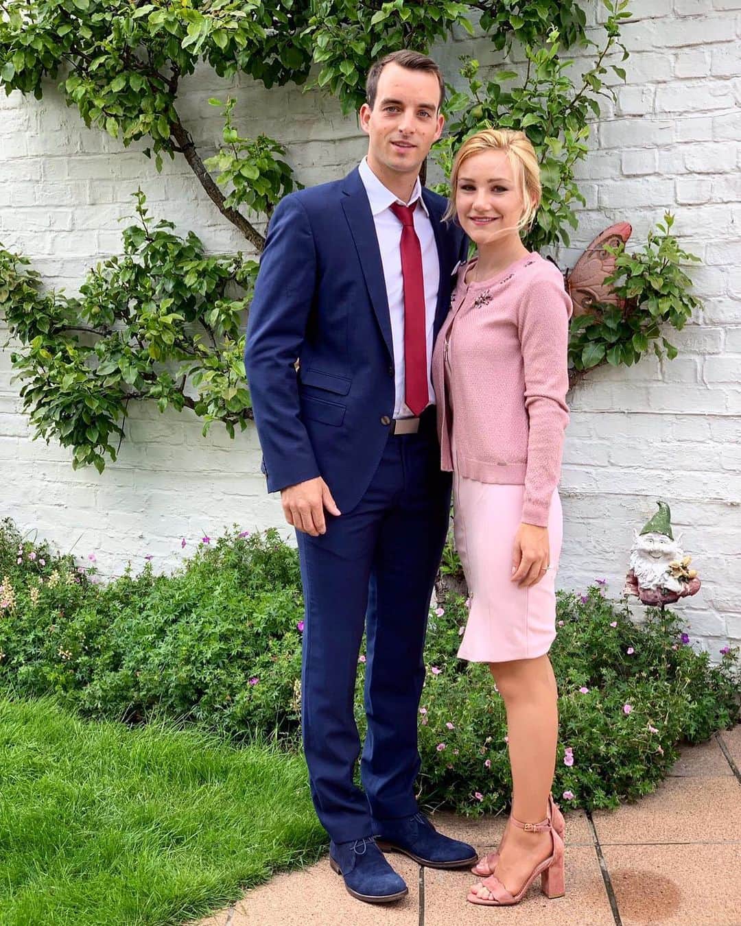 ルーベン・ブロマールトのインスタグラム：「Ready for the wedding of Anne-Louise & Tom 🍾 @hannah_helena_ #wedding #family #hometown #brugge」