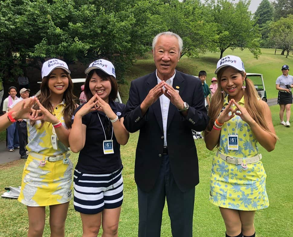 あおい夏海さんのインスタグラム写真 - (あおい夏海Instagram)「こんばんは！ 今日は森ビルカップ三日目！！ 今日は単独首位の堀川未来夢選手とG・チャルングン選手とB・ケネディ選手権の最終組を主に観戦しました！ 17番ホールでなんと堀川選手がチップインイーグル！！ あんなに遠くからのチップイン、初めて見ました😍🥺✨ すごかった！！ ※動画は唯一カメラOKのホール17番の指定の場所で撮影しています。 そしてチャルングン選手の直ドラショットにぶっ飛びのドライバー！ 会場で生で観戦だからこそ観れる迫力と感動✨ ショートホールも皆さんピン側で、さすが最終組😂✨✨ そしてクロカンさんともはいチェリー🍒 青木会長と再びはいチェリー🍒🍒 石川遼選手権会長とチャルングン選手と写真を撮っていただきました✨ 途中ちょっとだけ雨がパラつきましたが、めっちゃめっちゃ充実した1日でした！！！ 明日はいよいよ最終日！！ 明日もアンバサダー全員が会場で応援してますので、アンバサダーを見つけたら、 合言葉【森ビルカップに来たよ】 と言って大会限定オリジナルボールマーカーGETしてね🍒 .  #森ビルカップに来たよ #日本ゴルフツアー選手権SNSアンバサダー #日本ゴルフツアー選手権 #森ビルカップ #宍戸ヒルズカントリークラブ #JGTO #ゴルフ女子 #ゴルフ男子 #ゴルフ好き #ゴルフ大好き #golfgirl  #女子会 #筋肉女子  #ゴルフウェア #ゴルフコーデ #ゴルフファッション #応援  #クアルトユナイテッド #堀川未来夢 選手 #石川遼 選手 #チャルングン #あおい夏海 #青木功 会長」6月8日 23時19分 - natsumi.aoi