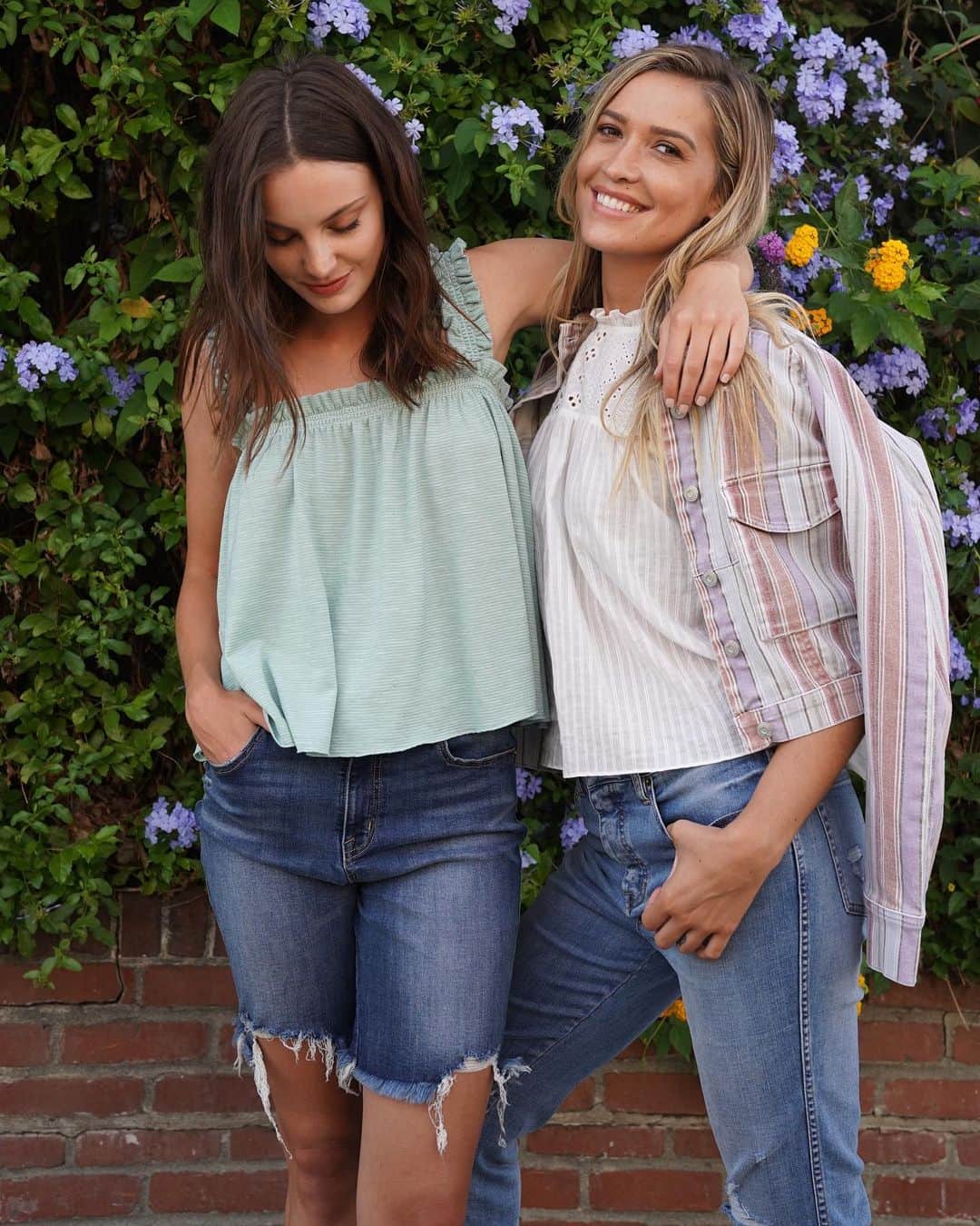 エラモスのインスタグラム：「Friends that wear Ella together, stay together. Happy #nationalbestfriendsday 💕」